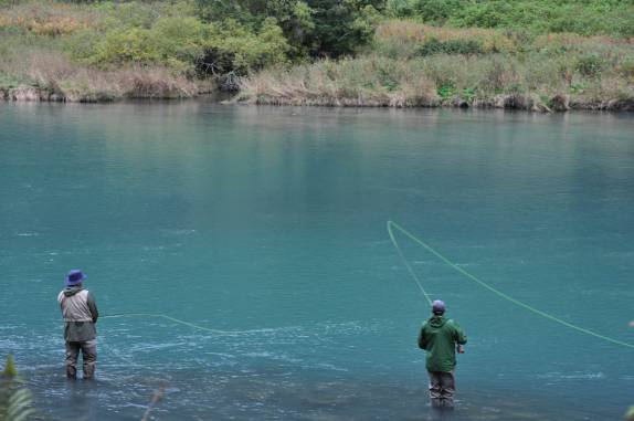 Pescadores aproveitam o rio Chilkat ainda sem ursos, em Haines, no sudeste do Alaska